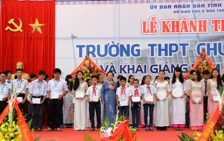 Phó Chủ tịch nước Nguyễn Thị Doan dự khai giảng Trường THPT chuyên Biên Hòa, tỉnh Hà Nam - ảnh 1