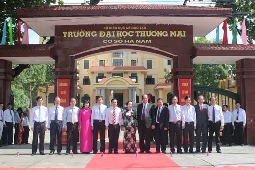 Phó Chủ tịch nước Nguyễn Thị Doan dự lễ gắn biển Trường Đại học Thương mại cơ sở Hà Nam  - ảnh 1