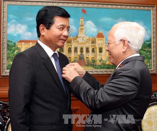 Trao tặng Huy hiệu Thành phố Hồ Chí Minh cho Đại sứ CHDCND Lào tại Việt Nam - ảnh 1