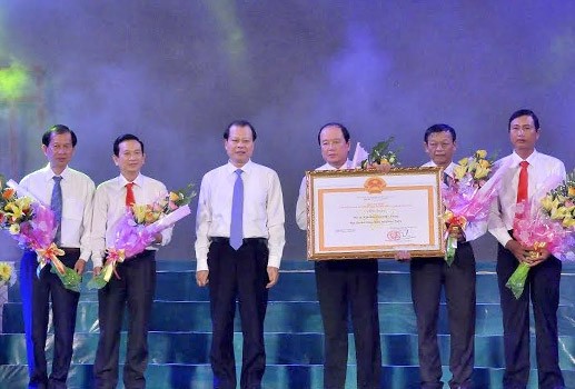 Công bố huyện nông thôn mới đầu tiên của Đồng bằng sông Cửu Long - ảnh 1