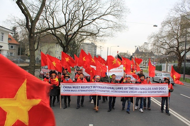 Người Việt tại Đức tuần hành phản đối hành động của Trung Quốc ở Biển Đông  - ảnh 2