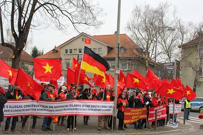 Người Việt tại Đức tuần hành phản đối hành động của Trung Quốc ở Biển Đông  - ảnh 9