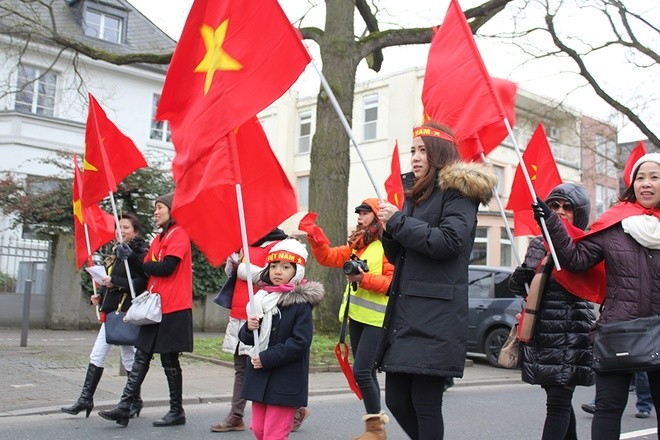 Người Việt tại Đức tuần hành phản đối hành động của Trung Quốc ở Biển Đông  - ảnh 7