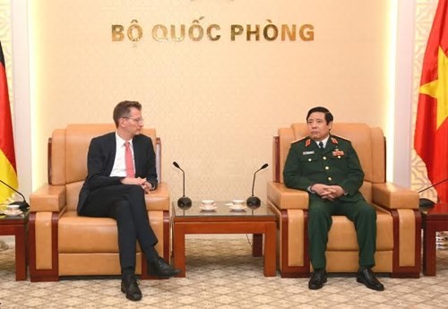 Quốc vụ khanh Bộ Quốc phòng Đức thăm Việt Nam - ảnh 1