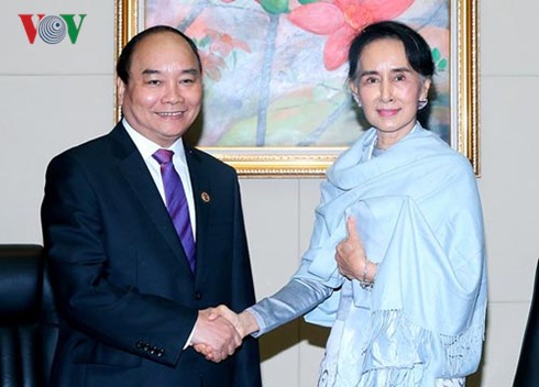 Thủ tướng Nguyễn Xuân Phúc gặp Cố vấn Nhà nước, Bộ trưởng Bộ Ngoại giao Myanmar - ảnh 1