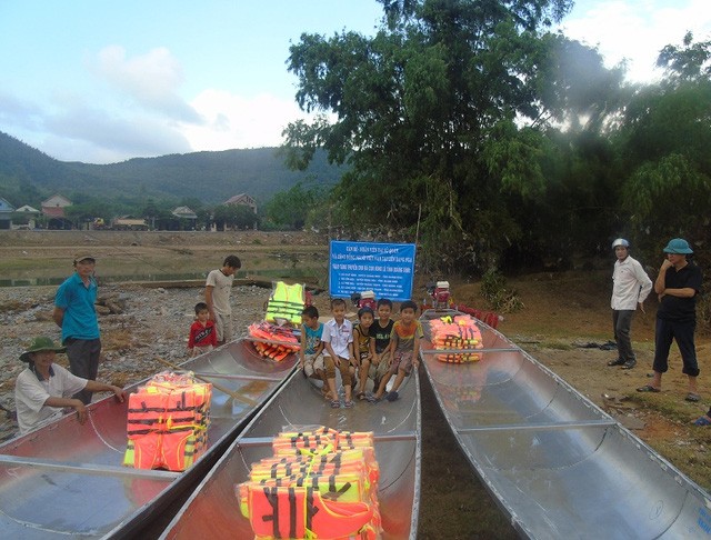 Cộng đồng người Việt tại Nga tặng thuyền cho người dân vùng lũ - ảnh 2