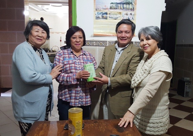 Đại sứ quán Việt Nam tại An-giê-ri thăm cộng đồng người Việt  tại các tỉnh Oran và Mostaghanem - ảnh 2