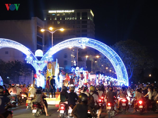 Đà Nẵng: Rực rỡ sắc màu lễ hội đường phố - ảnh 1