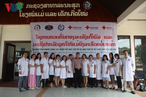 Bác sỹ Việt Nam khám sàng lọc ung thư miễn phí tại Lào - ảnh 1