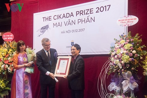 Nhà thơ Mai Văn Phấn nhận Giải thưởng văn học Cikada của Thụy Điển - ảnh 1