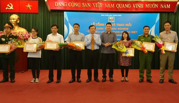 Trao giải cuộc thi trắc nghiệm “Tìm hiểu lịch sử quan hệ đặc biệt Việt Nam – Lào” - ảnh 1