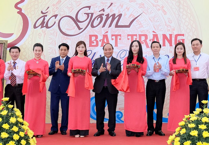 Thủ tướng Nguyễn Xuân Phúc thăm Làng gốm và gặp gỡ các nghệ nhân gốm sứ Bát Tràng - ảnh 1
