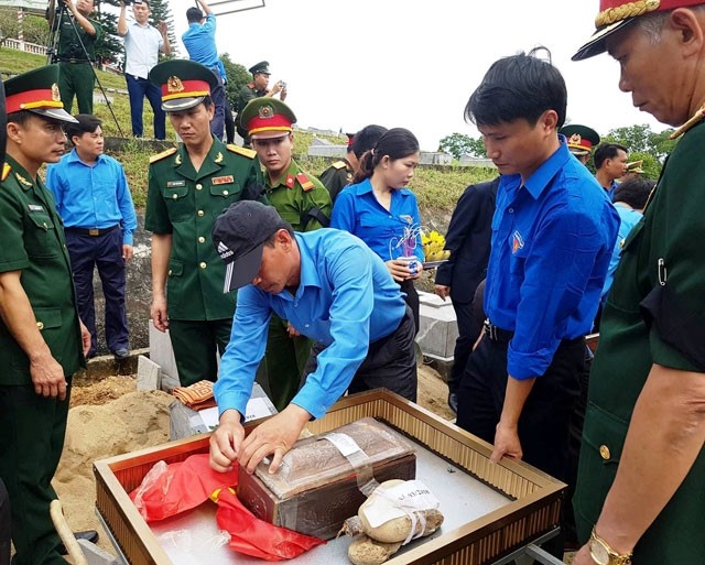 Hà Tĩnh: Truy điệu và an táng 12 hài cốt chuyên gia, quân tình nguyện hi sinh tại Lào  - ảnh 1