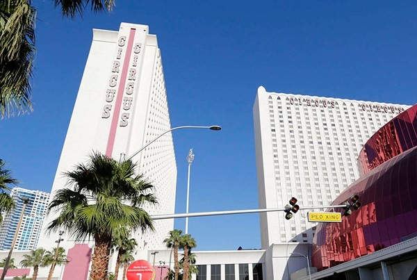 Thân nhân hai người Việt bị sát hại tại Las Vegas đang làm thủ tục nhập cảnh vào Mỹ - ảnh 1