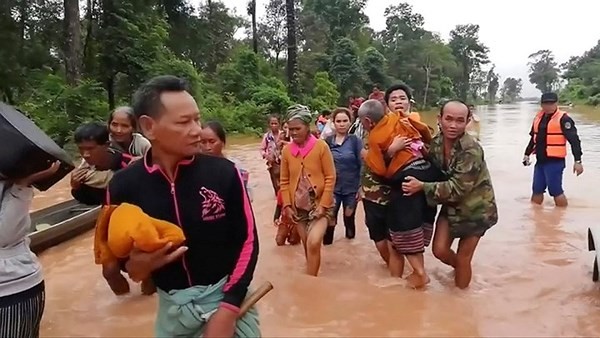Tiếp tục công tác hỗ trợ nhân dân Lào khắc phục sự cố vỡ đập thủy điện  - ảnh 1