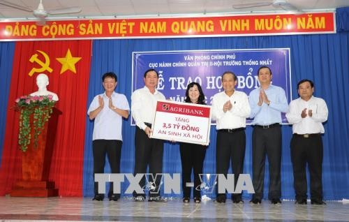 Phó Thủ tướng Trương Hòa Bình tặng quà cho người dân tỉnh Tây Ninh - ảnh 1