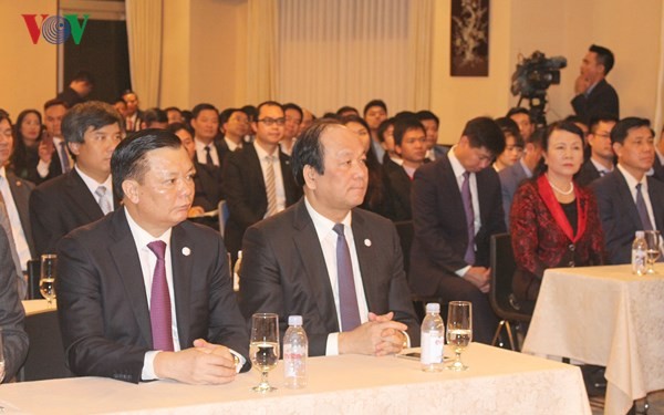 Thủ tướng Nguyễn Xuân Phúc thăm Đại sứ quán Việt Nam tại Nhật Bản - ảnh 3