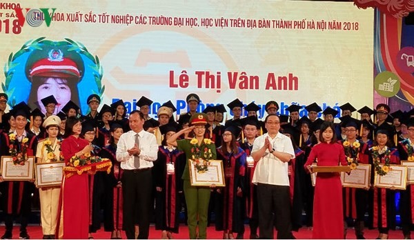 Tuyên dương Thủ khoa xuất sắc tốt nghiệp các trường Đại học, Học viện trên địa bàn thành phố Hà Nội - ảnh 1