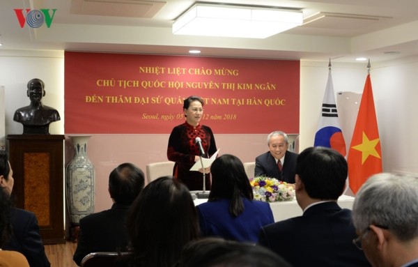 Chủ tịch Quốc hội thăm ĐSQ Việt Nam và gặp gỡ kiều bào tại Hàn Quốc - ảnh 2