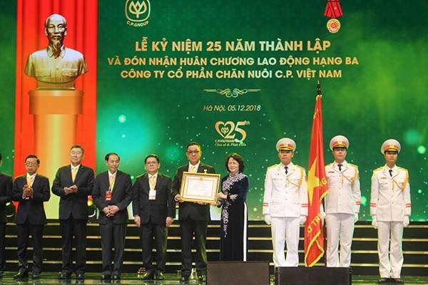 Công ty CP Việt Nam đón nhận Huân chương lao động hạng III - ảnh 1