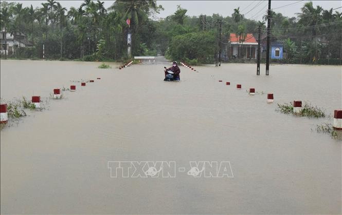 Khắc phục hậu quả mưa lũ: Nhiều tuyến đường được khai thông và người dân đã về nhà an toàn - ảnh 1