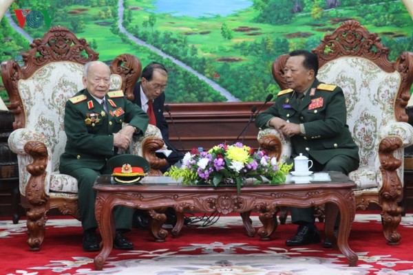 Bộ trưởng Bộ Quốc phòng Lào tiếp thân mật đoàn đại biểu Quân tình nguyện và chuyên gia Việt Nam tại Lào - ảnh 1