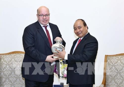 Thủ tướng Nguyễn Xuân Phúc tiếp Bộ trưởng Kinh tế và Năng lượng Đức  - ảnh 1