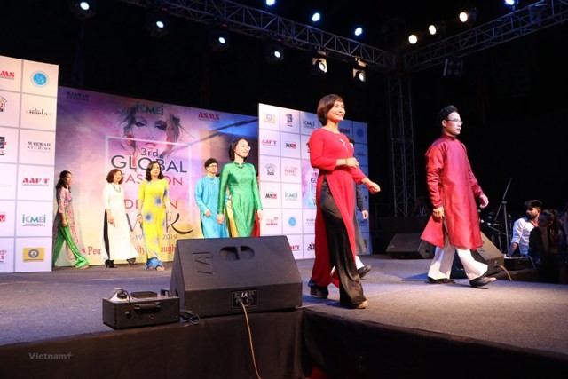 Quảng bá áo dài Việt Nam tại Tuần lễ thời trang toàn cầu ở Ấn Độ  - ảnh 1