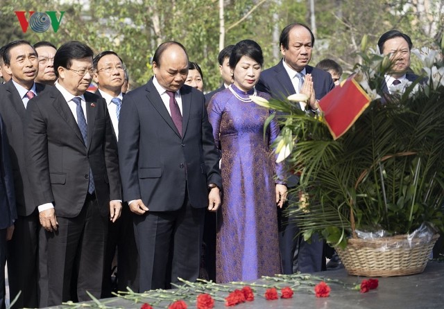 Thủ tướng Nguyễn Xuân Phúc đặt hoa tại tượng đài Chủ tịch Hồ Chí Minh ở Moscow - ảnh 1