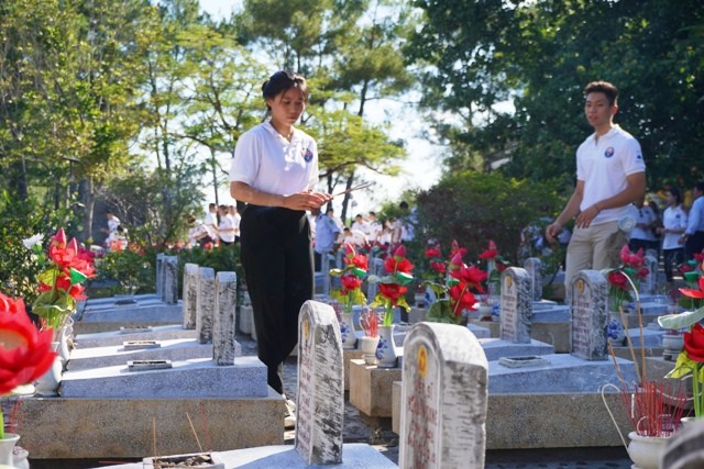 Thanh niên kiều bào dâng hương tưởng niệm các anh hùng liệt sĩ tại Nghĩa trang Liệt sĩ quốc gia Trường Sơn - ảnh 11
