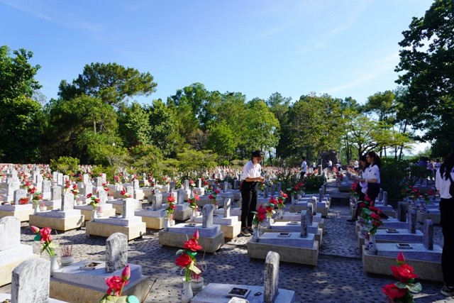 Thanh niên kiều bào dâng hương tưởng niệm các anh hùng liệt sĩ tại Nghĩa trang Liệt sĩ quốc gia Trường Sơn - ảnh 13