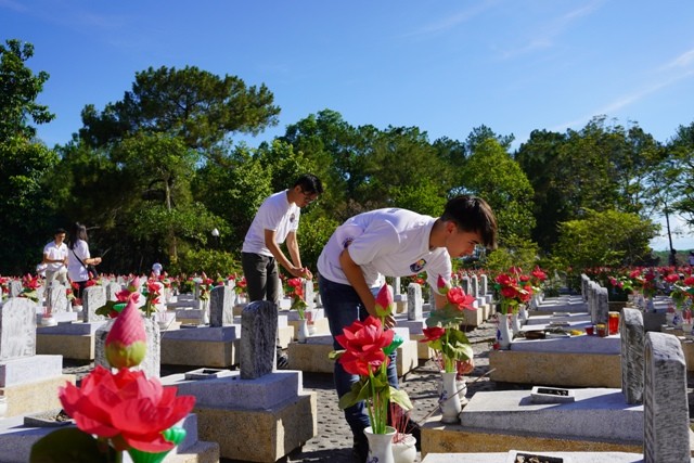 Thanh niên kiều bào dâng hương tưởng niệm các anh hùng liệt sĩ tại Nghĩa trang Liệt sĩ quốc gia Trường Sơn - ảnh 15