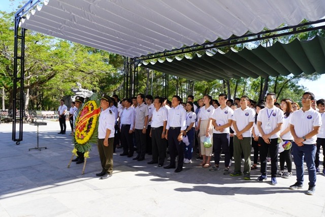 Thanh niên kiều bào dâng hương tưởng niệm các anh hùng liệt sĩ tại Nghĩa trang Liệt sĩ quốc gia Trường Sơn - ảnh 1