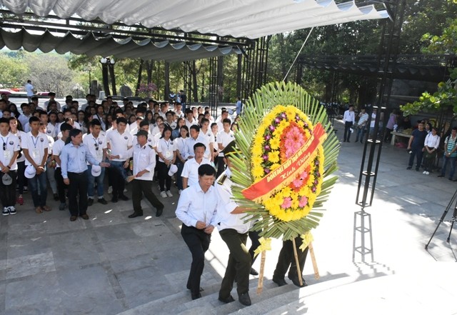 Thanh niên kiều bào dâng hương tưởng niệm các anh hùng liệt sĩ tại Nghĩa trang Liệt sĩ quốc gia Trường Sơn - ảnh 3