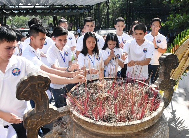 Thanh niên kiều bào dâng hương tưởng niệm các anh hùng liệt sĩ tại Nghĩa trang Liệt sĩ quốc gia Trường Sơn - ảnh 4