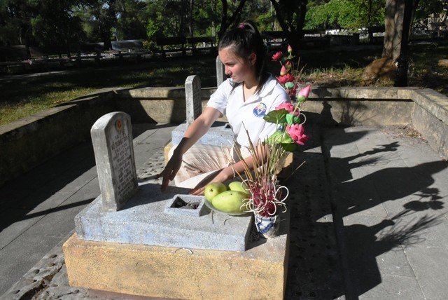 Thanh niên kiều bào dâng hương tưởng niệm các anh hùng liệt sĩ tại Nghĩa trang Liệt sĩ quốc gia Trường Sơn - ảnh 9