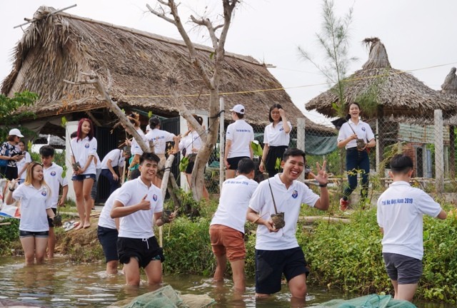 Thanh thiếu niên kiều bào trồng rừng ngập mặn bảo vệ môi trường tại Hội An - ảnh 13