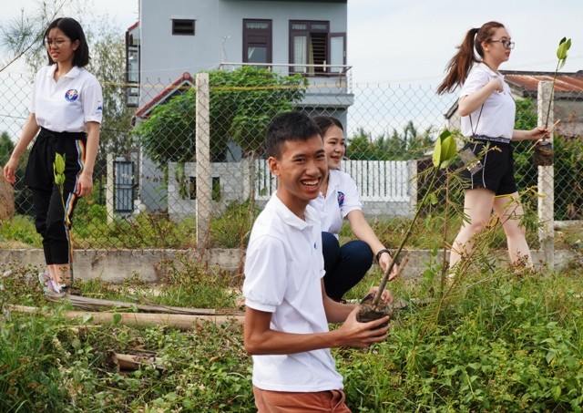 Thanh thiếu niên kiều bào trồng rừng ngập mặn bảo vệ môi trường tại Hội An - ảnh 14
