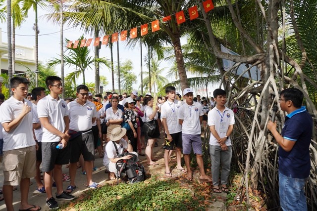 Thanh thiếu niên kiều bào trồng rừng ngập mặn bảo vệ môi trường tại Hội An - ảnh 3