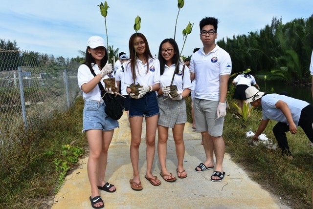 Thanh thiếu niên kiều bào trồng rừng ngập mặn bảo vệ môi trường tại Hội An - ảnh 7