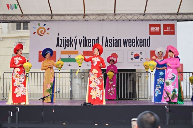 Việt Nam tỏa sáng tại lễ hội văn hóa châu Á 2019 ở Bratislava (Slovakia) - ảnh 2