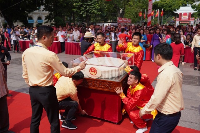 Vinh danh cặp bánh trung thu lớn nhất Việt Nam - ảnh 2