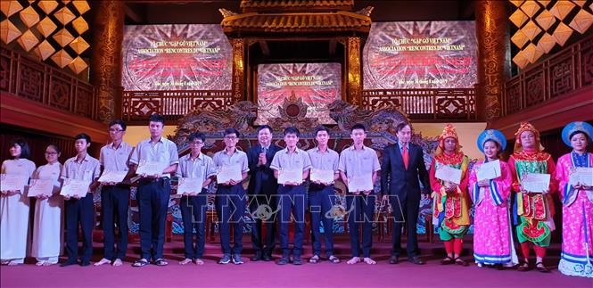 Hơn 200 suất học bổng Vallet được trao cho các học sinh, sinh viên Thừa Thiên - Huế - ảnh 1