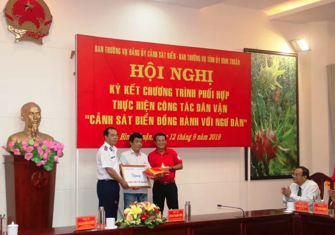 Ký kết chương trình “Cảnh sát biển đồng hành với ngư dân” tại Bình Thuận - ảnh 1