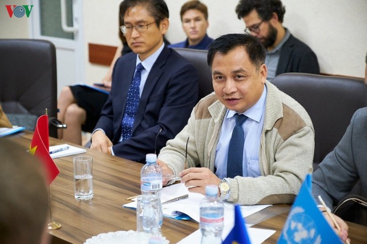 Đại sứ Việt Nam tại Ukraine thăm khu vực chiến sự Donbass - ảnh 1