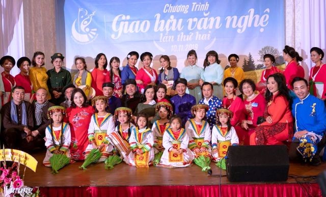 Giới thiệu nét đẹp trang phục truyền thống của các dân tộc Việt Nam tại CHLB Đức - ảnh 1