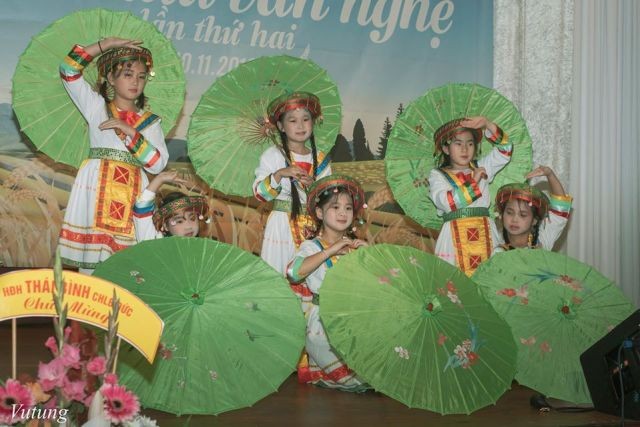 Giới thiệu nét đẹp trang phục truyền thống của các dân tộc Việt Nam tại CHLB Đức - ảnh 3