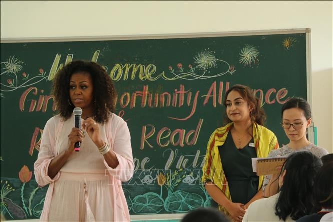 Cựu Đệ nhất Phu nhân Tổng thống Mỹ Michelle Obama thăm Trường Trung học Phổ thông Cần Giuộc, Long An - ảnh 1