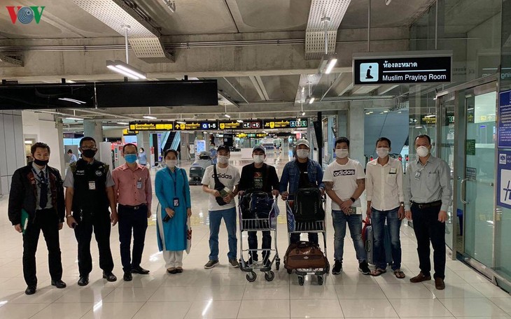 Đưa 7 công dân Việt Nam bị kẹt tại sân bay Thái Lan về nước - ảnh 1