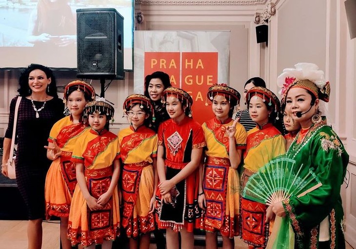 Câu lạc bộ Sơn Ca Praha - phát huy truyền thống văn hóa của cộng đồng người Việt nơi xa xứ - ảnh 1